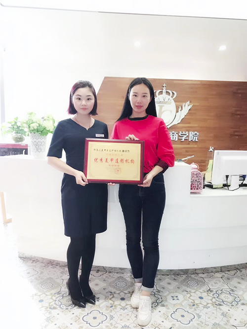 热烈祝贺广东广州董女士与印奈儿美甲美容加盟店签约成功