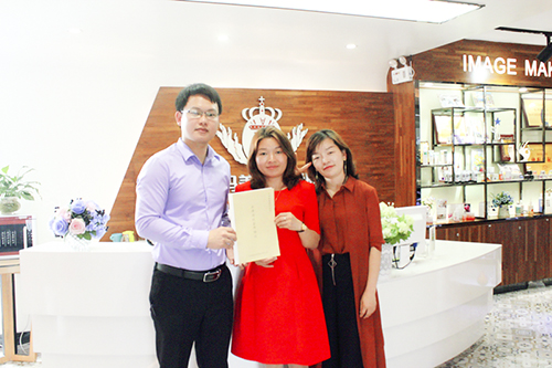 热烈祝贺广东深圳廖女士姐妹与印奈儿美甲美容加盟店签约成功