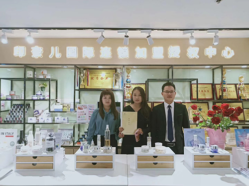 热烈祝贺广东深圳董女士姊妹与印奈儿美甲美容加盟店签约成功